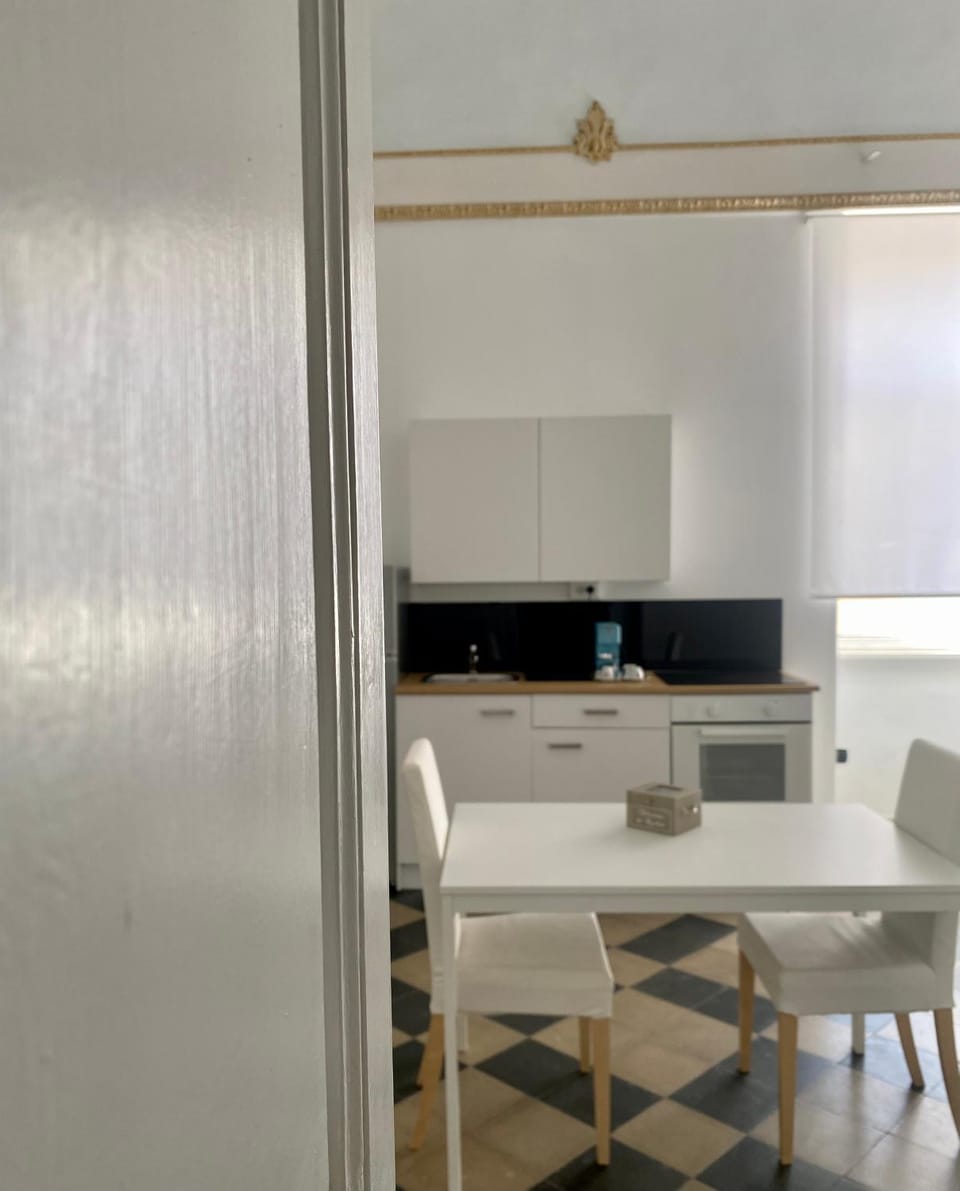 Kitchen or kitchenette, minibar