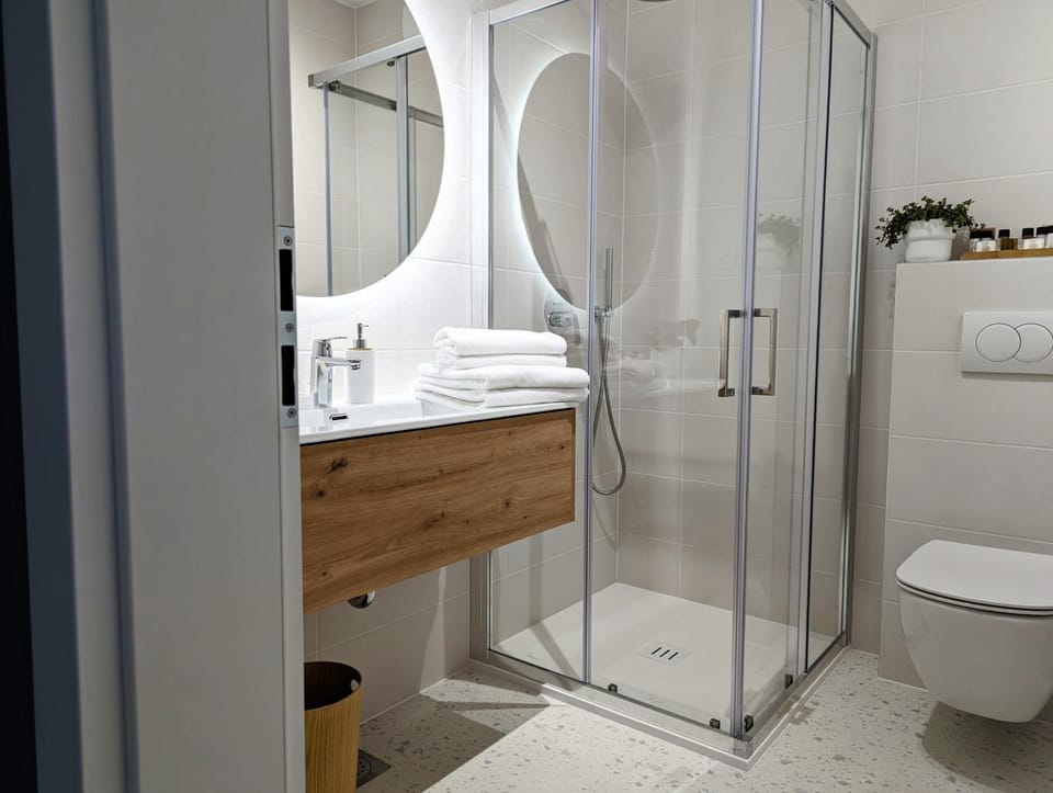 Shower, Toilet, Bathroom, towels