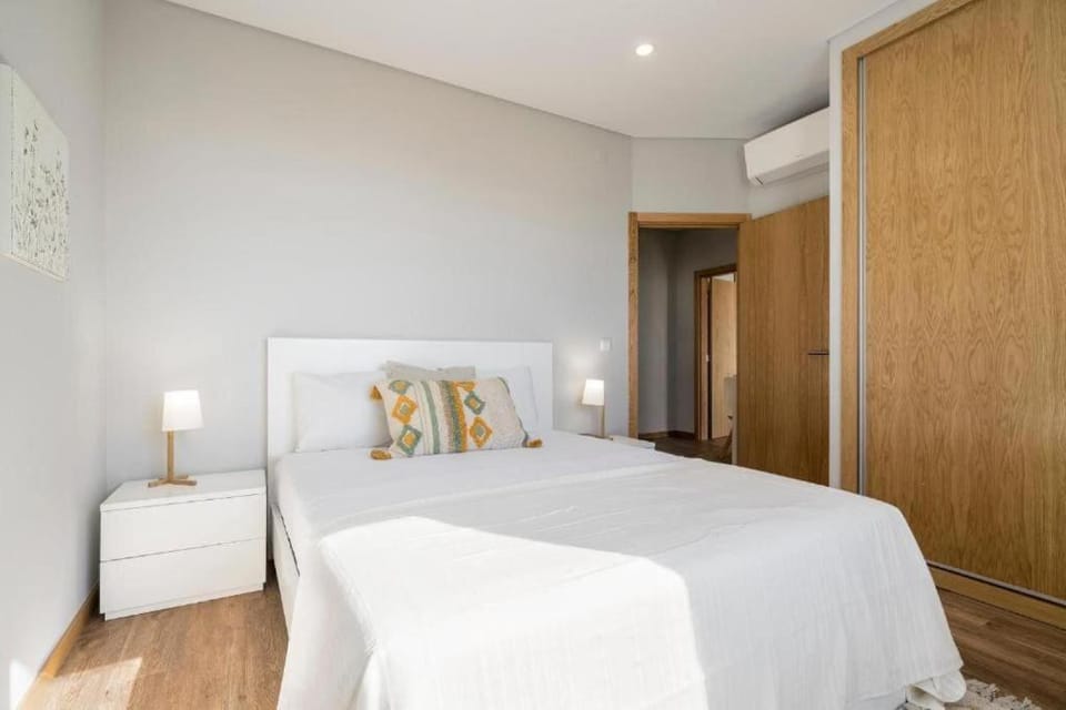 Bed, Photo of the whole room, Bedroom, wardrobe, air conditioner