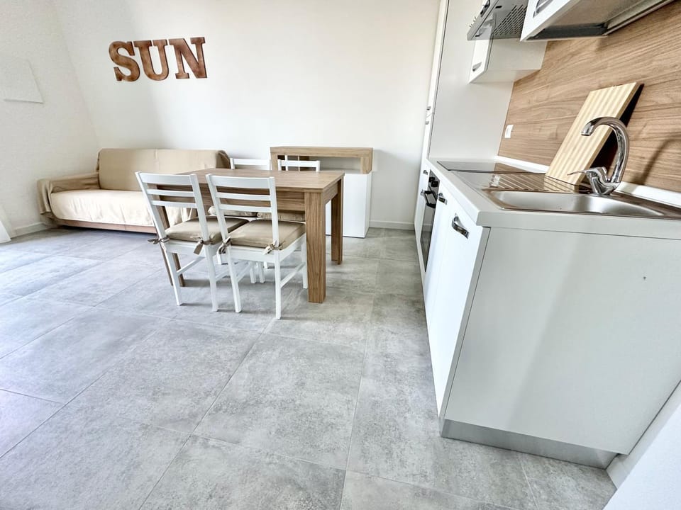 Kitchen or kitchenette, Seating area, pet friendly, stove