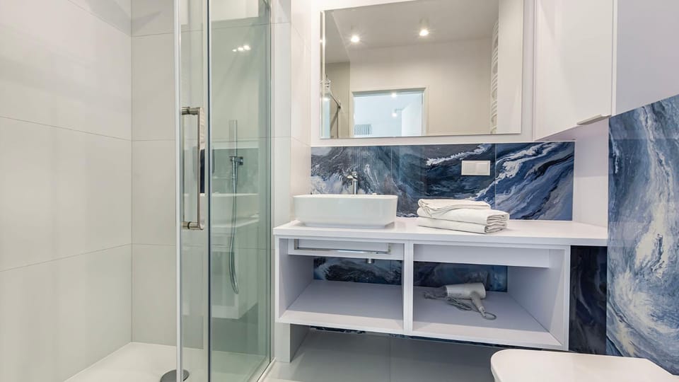 Bathroom, towels