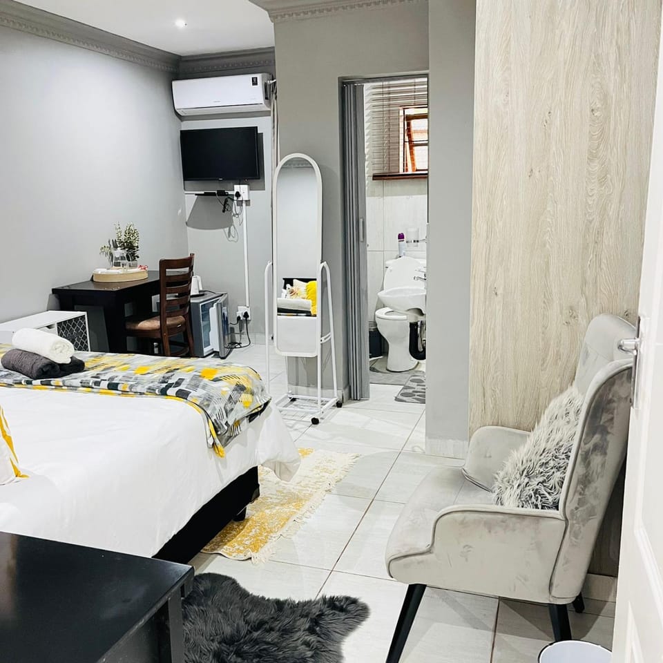Bed, TV and multimedia, Photo of the whole room, Evening entertainment, Bedroom, minibar, air conditioner