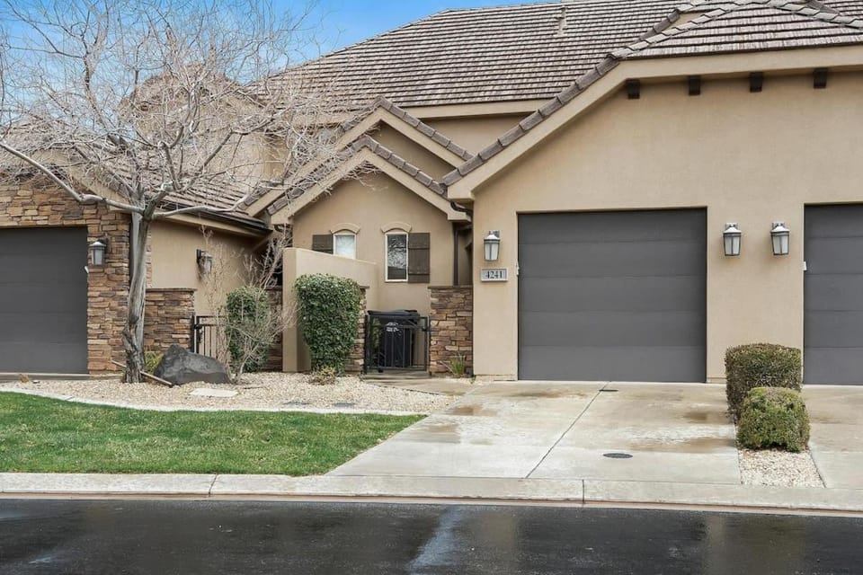 Rejuvenating Retreat Private Hot Tub and Amenities House in Washington