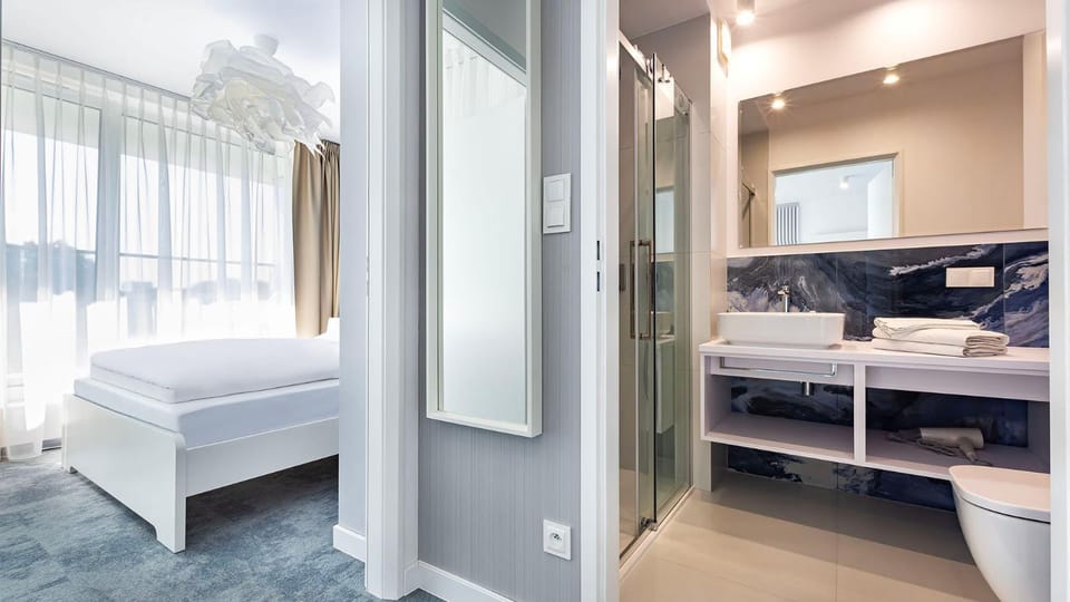 Bed, Bathroom
