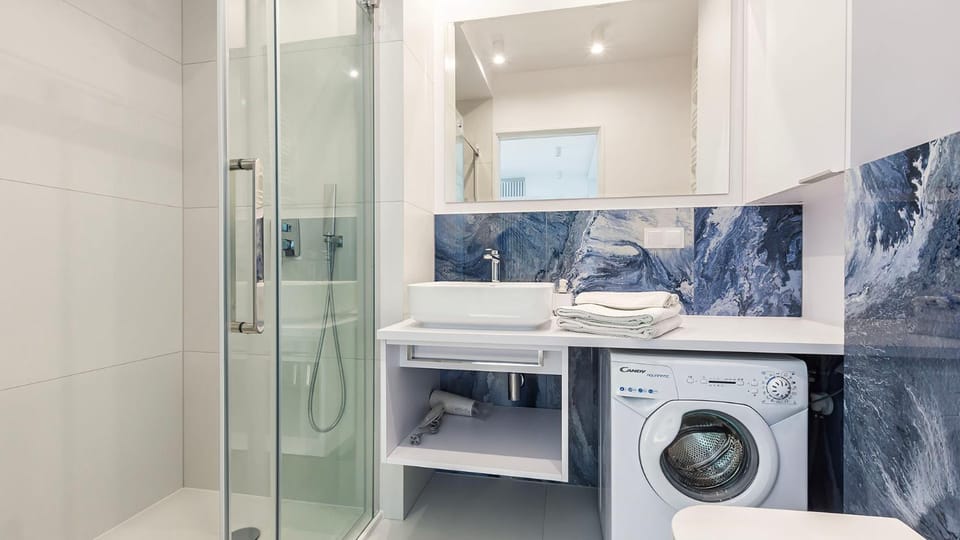 Shower, towels, washing machine