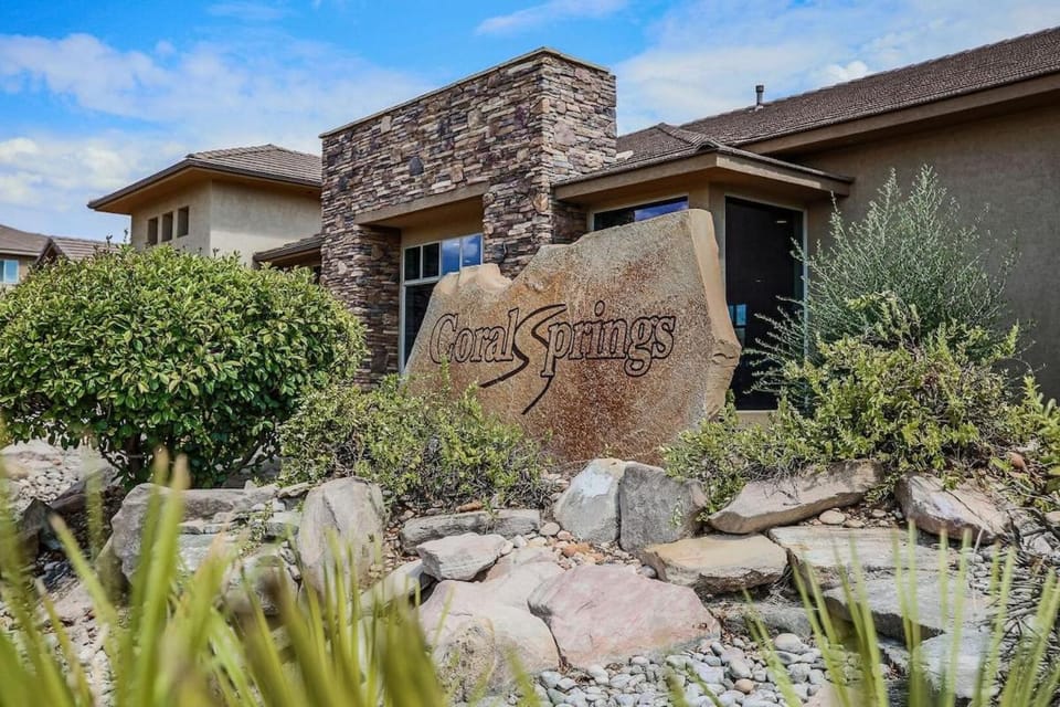 B2 Poolside Palace Top Floor 3 Bdrm Sunset View House in Washington