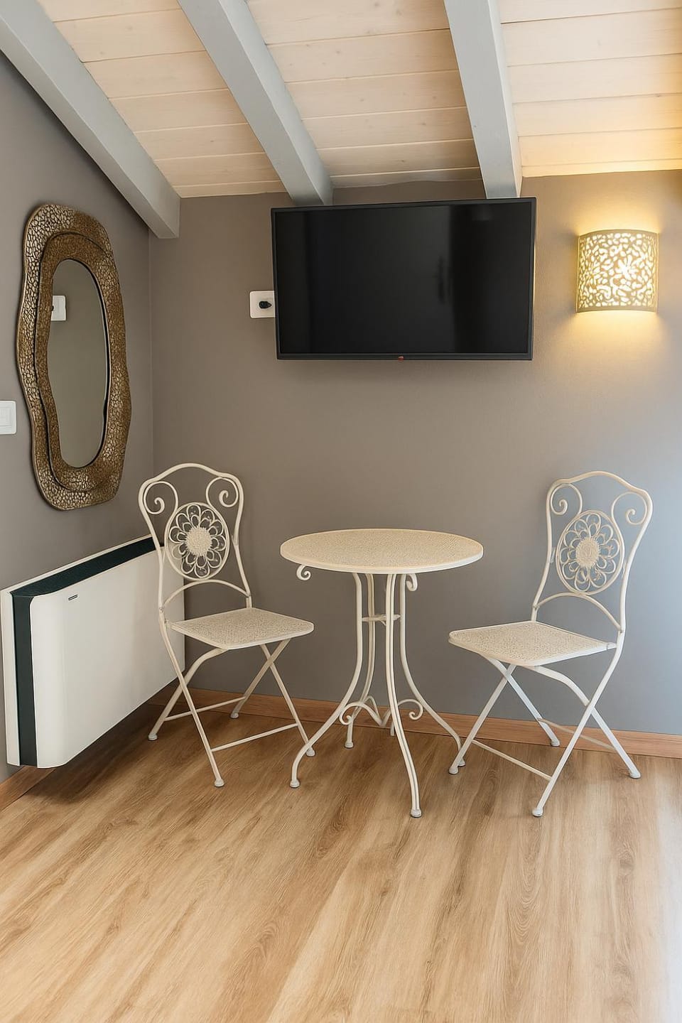 TV and multimedia, Seating area, air conditioner