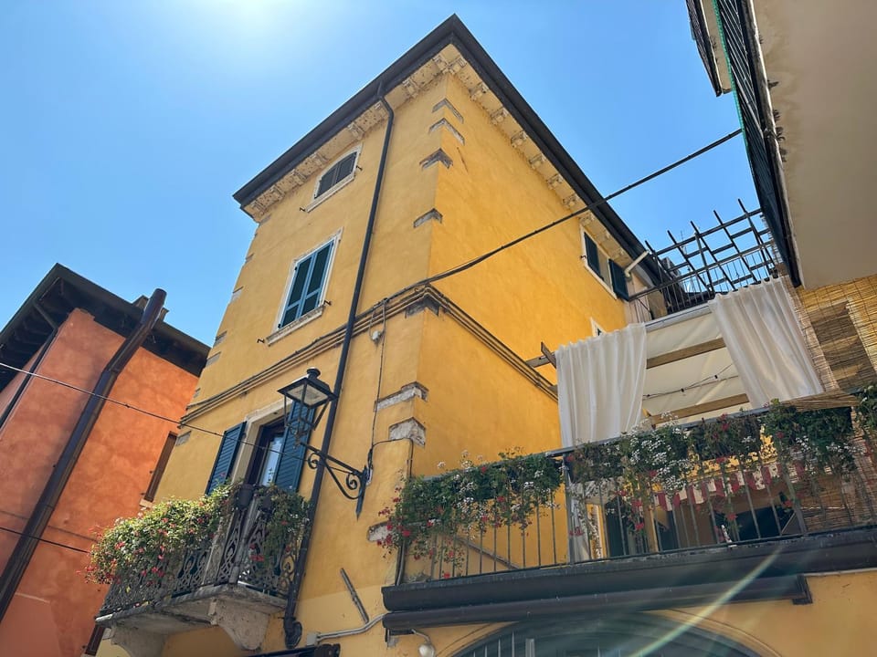 Property building, Day, Balcony/Terrace