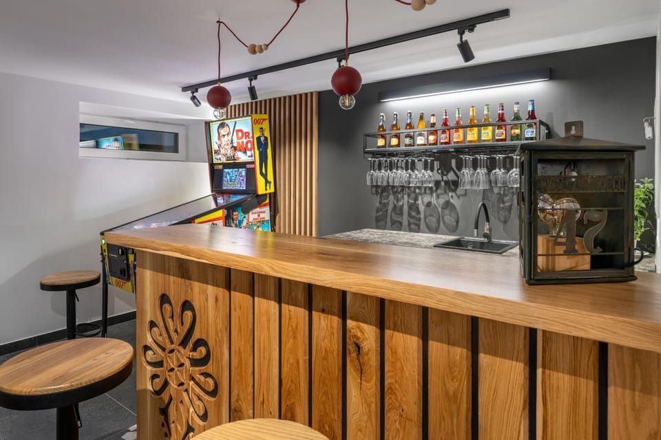 Nightclub / DJ, Lounge or bar, Food and drinks
