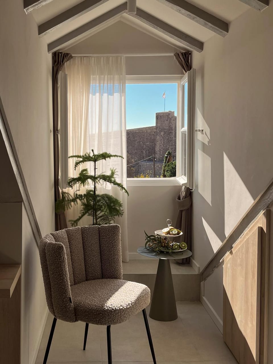 Day, View (from property/room), Decorative detail, Seating area, Bedroom, City view, Landmark view, hair dresser