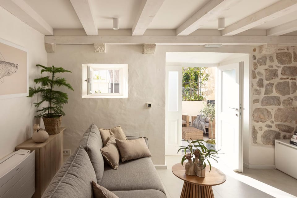Day, Balcony/Terrace, Living room, Seating area