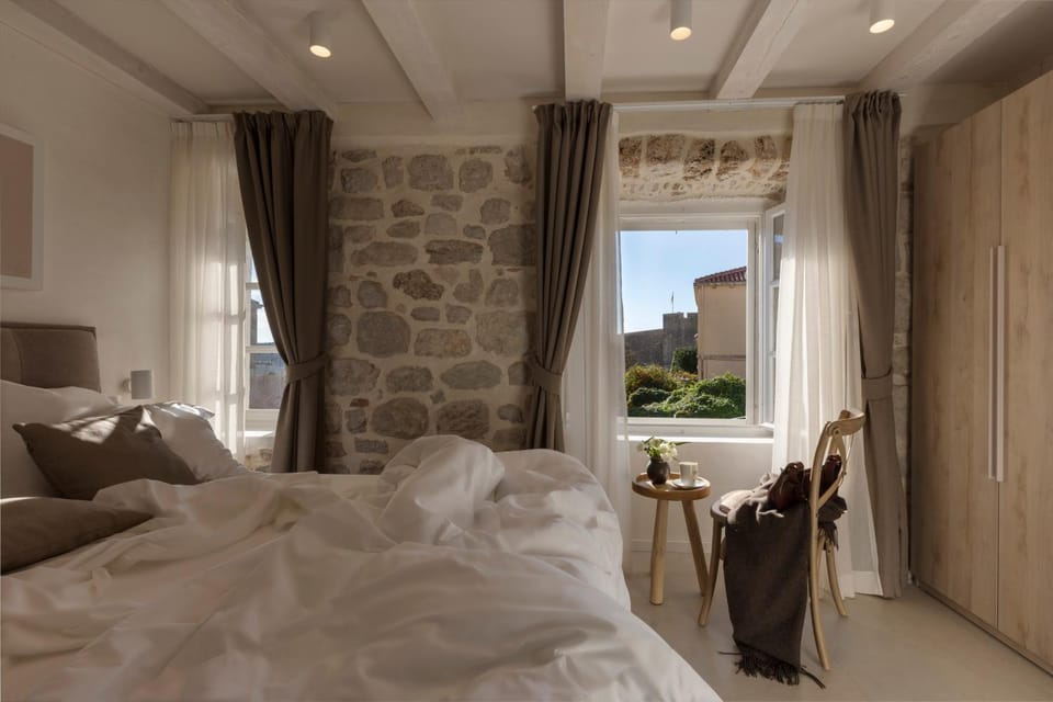 Bed, Day, View (from property/room), Photo of the whole room, Seating area, Bedroom, City view, Landmark view, hair dresser