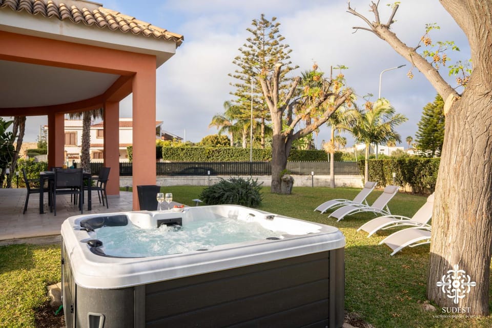Garden, Hot Tub