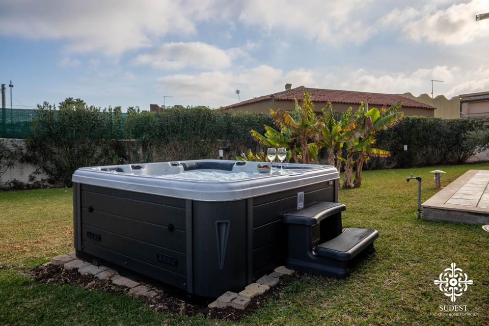 Garden, Hot Tub