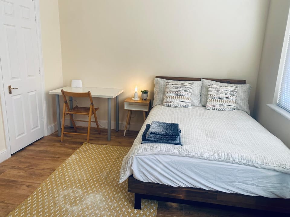 Bed, Photo of the whole room, Bedroom, hair dresser, towels