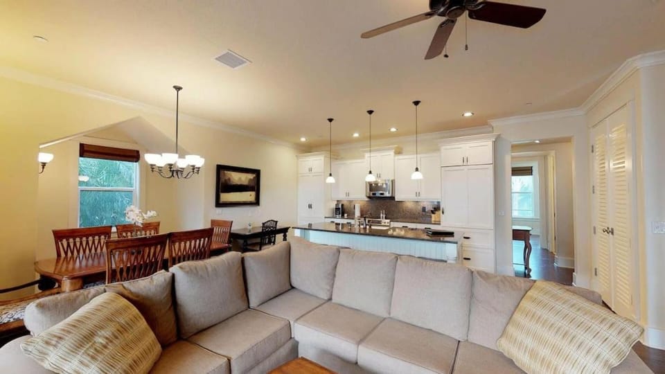 F211 Second Floor 3-bedroom Poolside Lanai Villa in Poipu