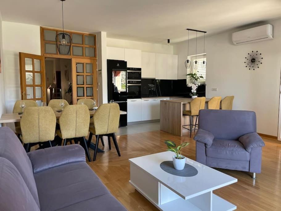 Kitchen or kitchenette, Living room, Seating area, Dining area