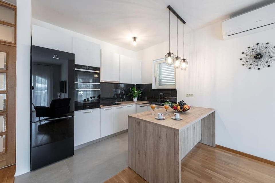 Kitchen or kitchenette, Dining area, dishwasher, minibar, pet friendly, stove