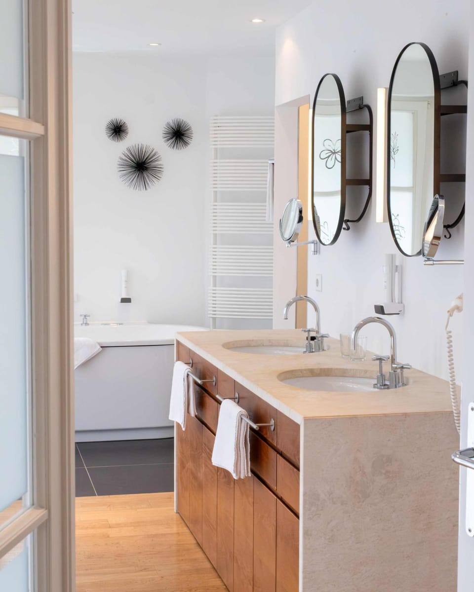 Bathroom, towels