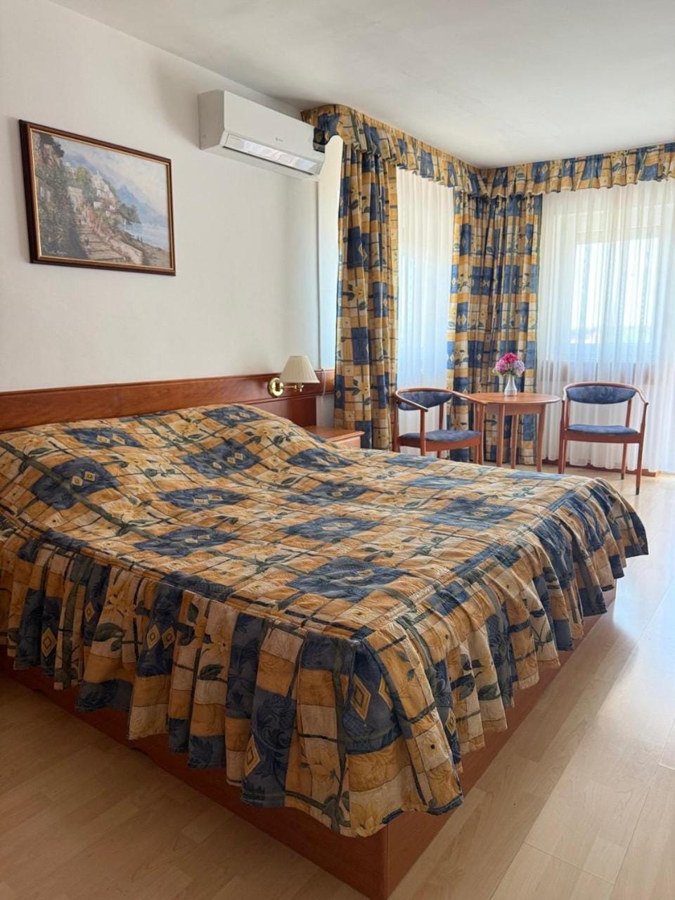Bed, Photo of the whole room, air conditioner