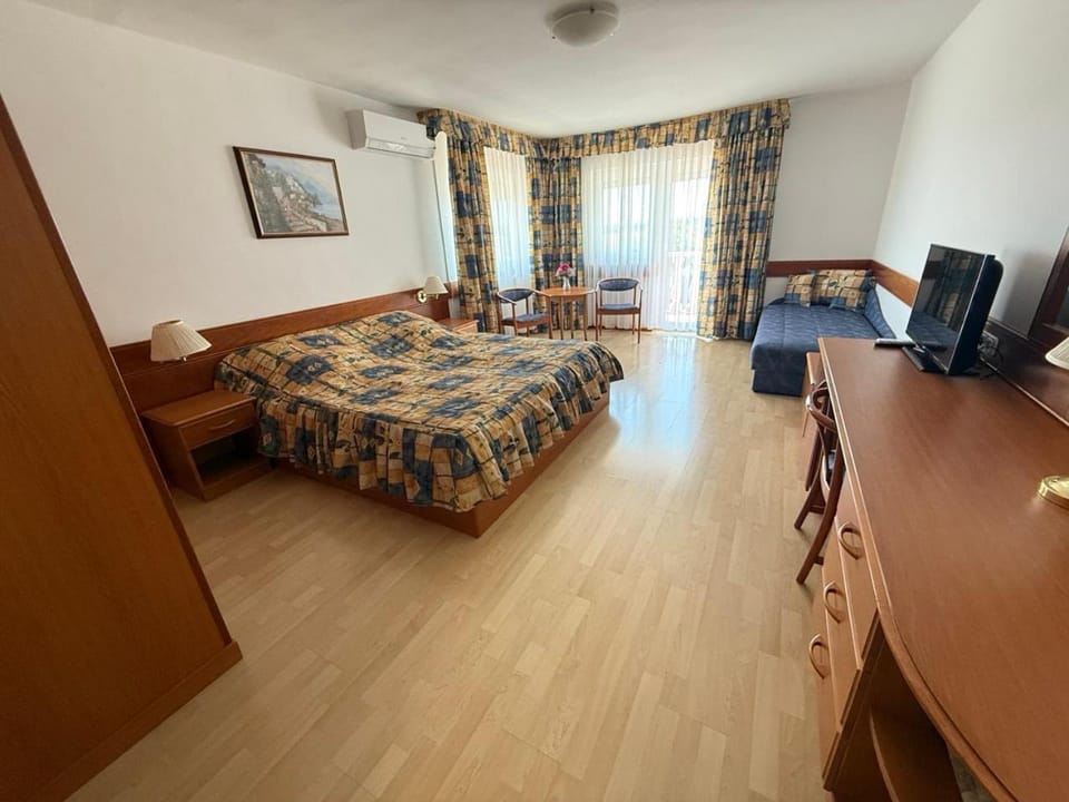 Bed, Photo of the whole room, Seating area