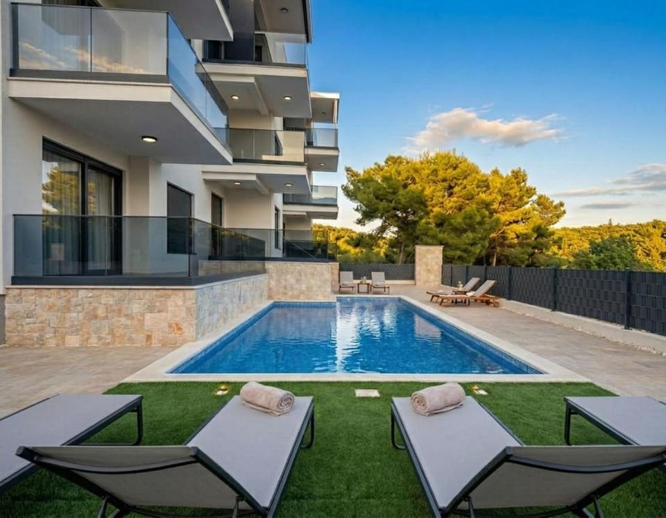 Apartment Koc, Okrug Gornji - with a pool Apartment in Okrug Gornji