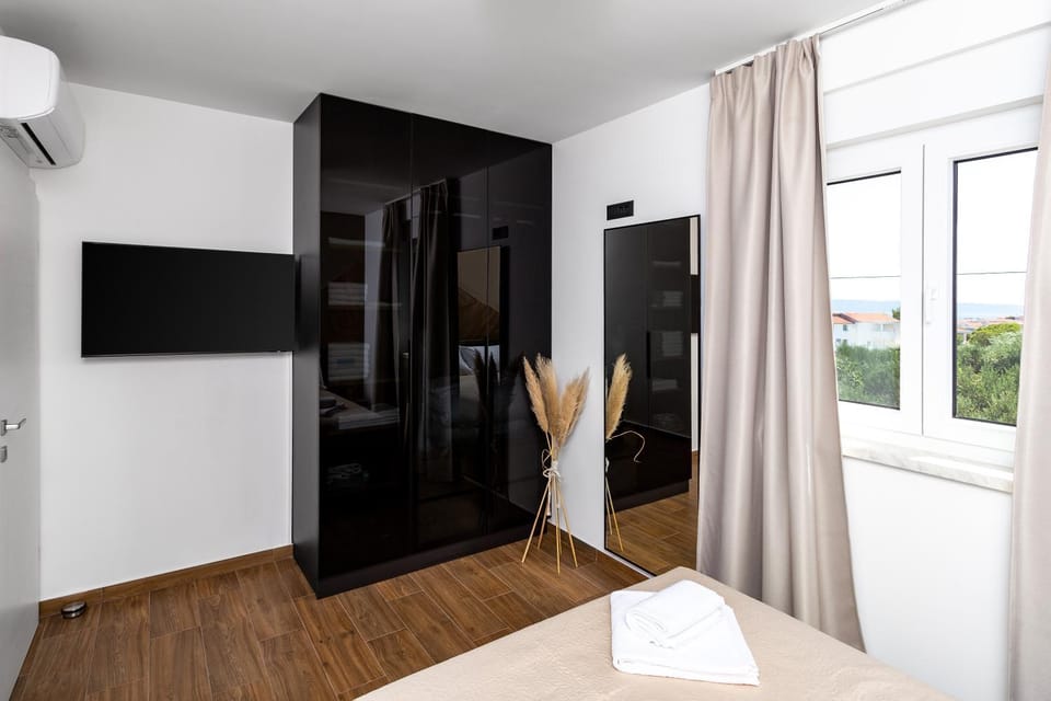 Bedroom, air conditioner