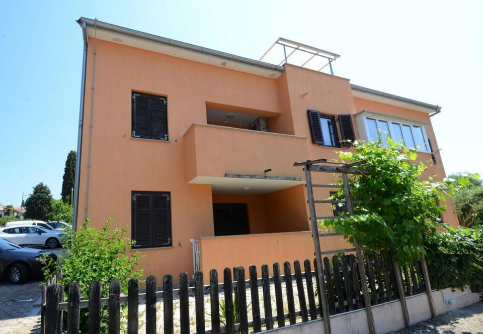 Property building, Facade/entrance, Off site