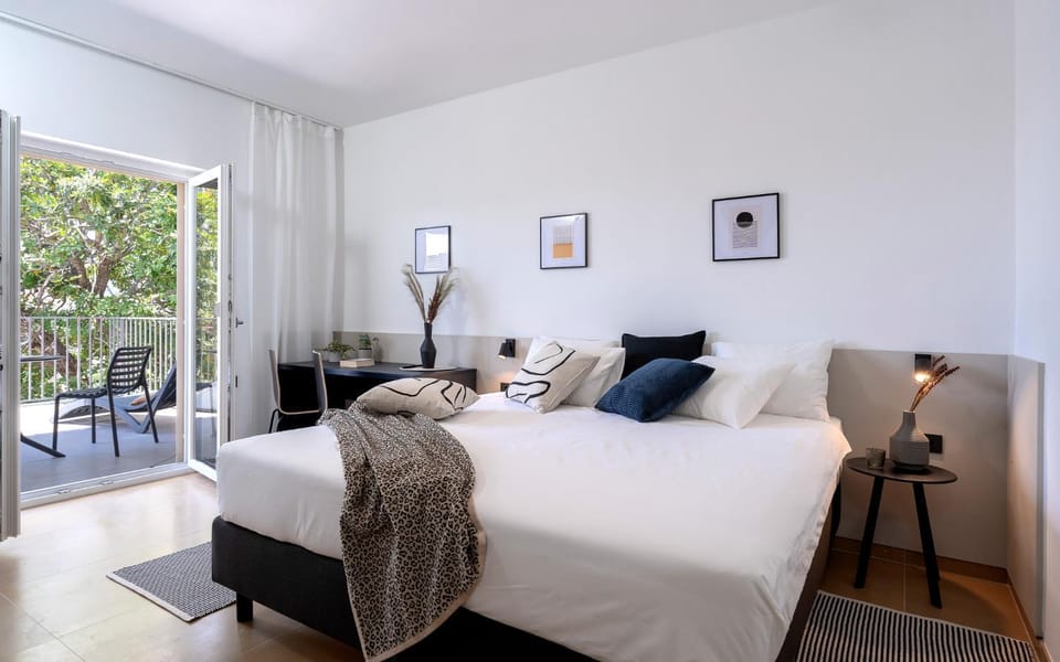 View (from property/room), Balcony/Terrace, Bedroom