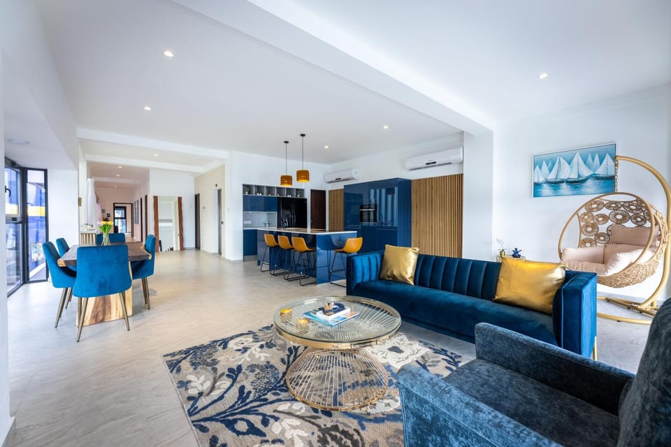 TV and multimedia, Kitchen or kitchenette, Living room, Seating area