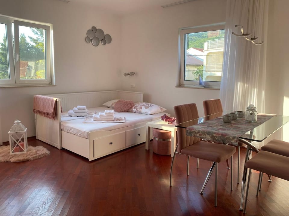 Living room, Seating area, Dining area