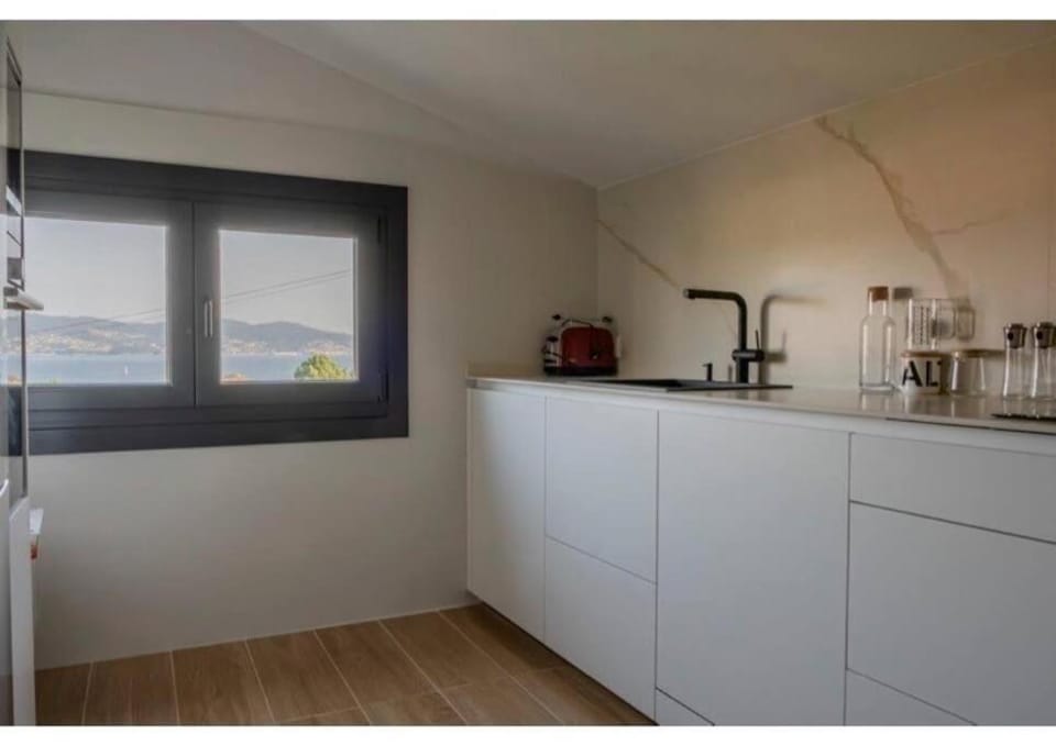 Coffee/tea facilities, Kitchen or kitchenette, Sea view, microwave, oven, stove, toaster, washing machine