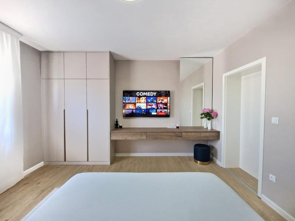 Bed, TV and multimedia, Bedroom, wardrobe