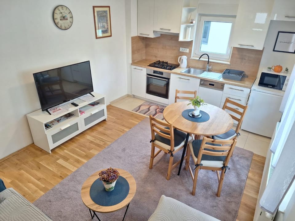 Communal lounge/ TV room, Kitchen or kitchenette, Living room, Dining area, oven, stove