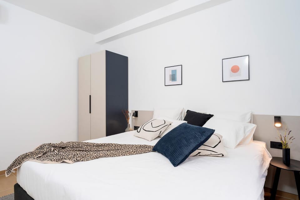 Photo of the whole room, Bedroom