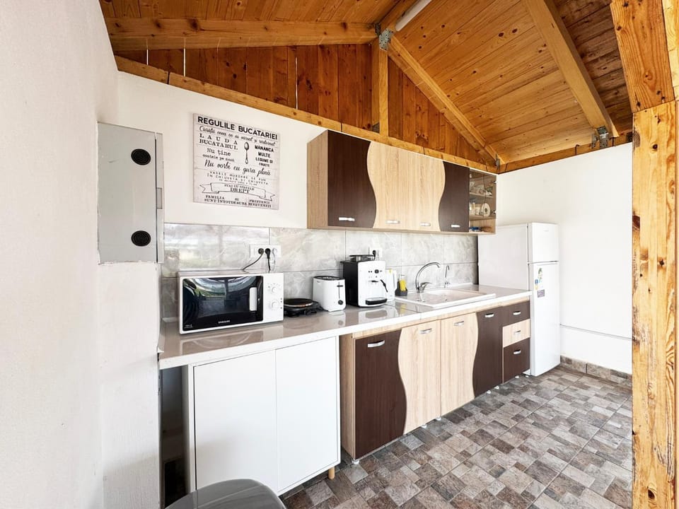 Coffee/tea facilities, Kitchen or kitchenette, stove, toaster