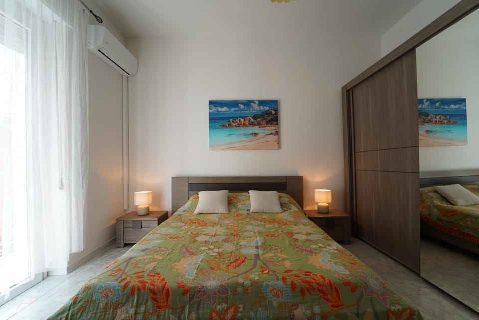 Bed, Photo of the whole room, wardrobe, air conditioner