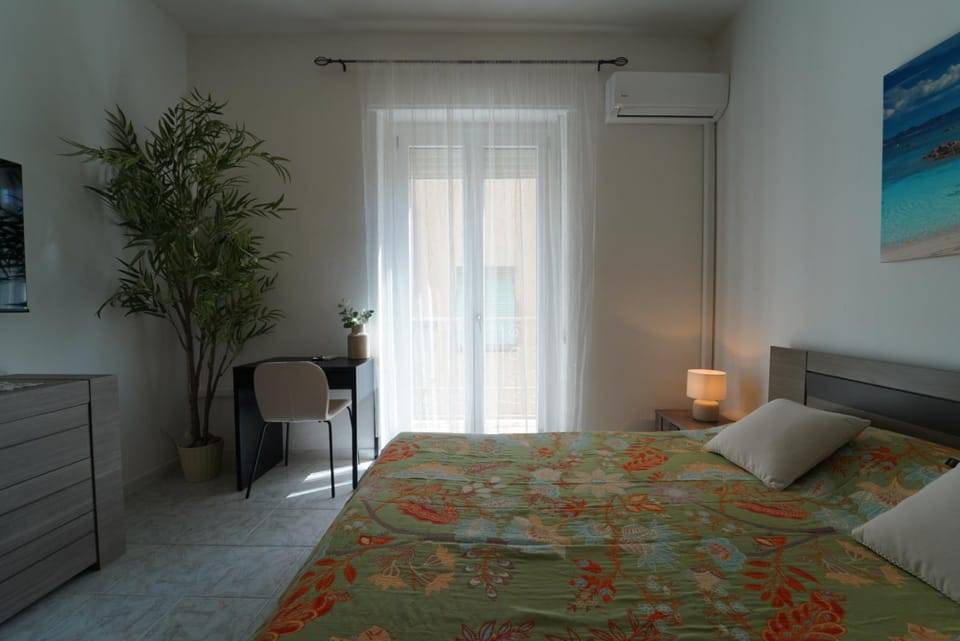 Bed, Photo of the whole room, air conditioner