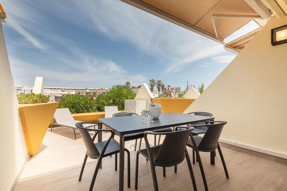 View (from property/room), Balcony/Terrace, Dining area