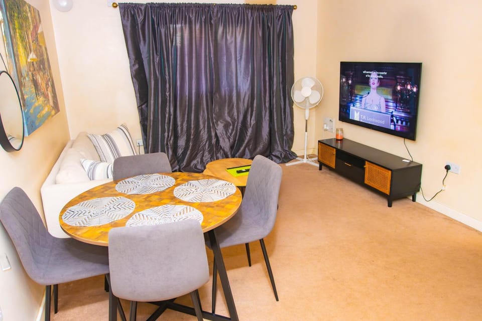 Communal lounge/ TV room, TV and multimedia, Living room, Seating area, Dining area