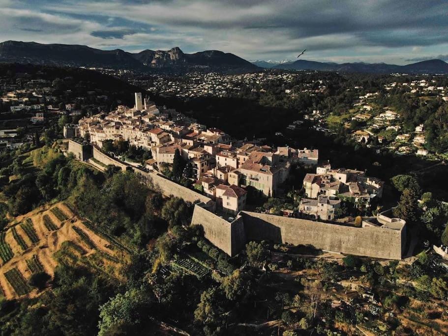 Nearby landmark, Day, Neighbourhood, Natural landscape, City view, Landmark view, Mountain view