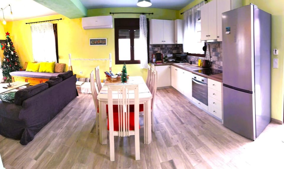 Kitchen or kitchenette, pet friendly, stove