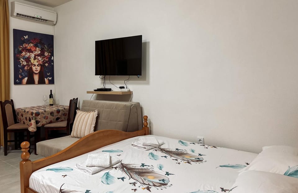 Bed, TV and multimedia, Living room, Seating area, Dining area, air conditioner