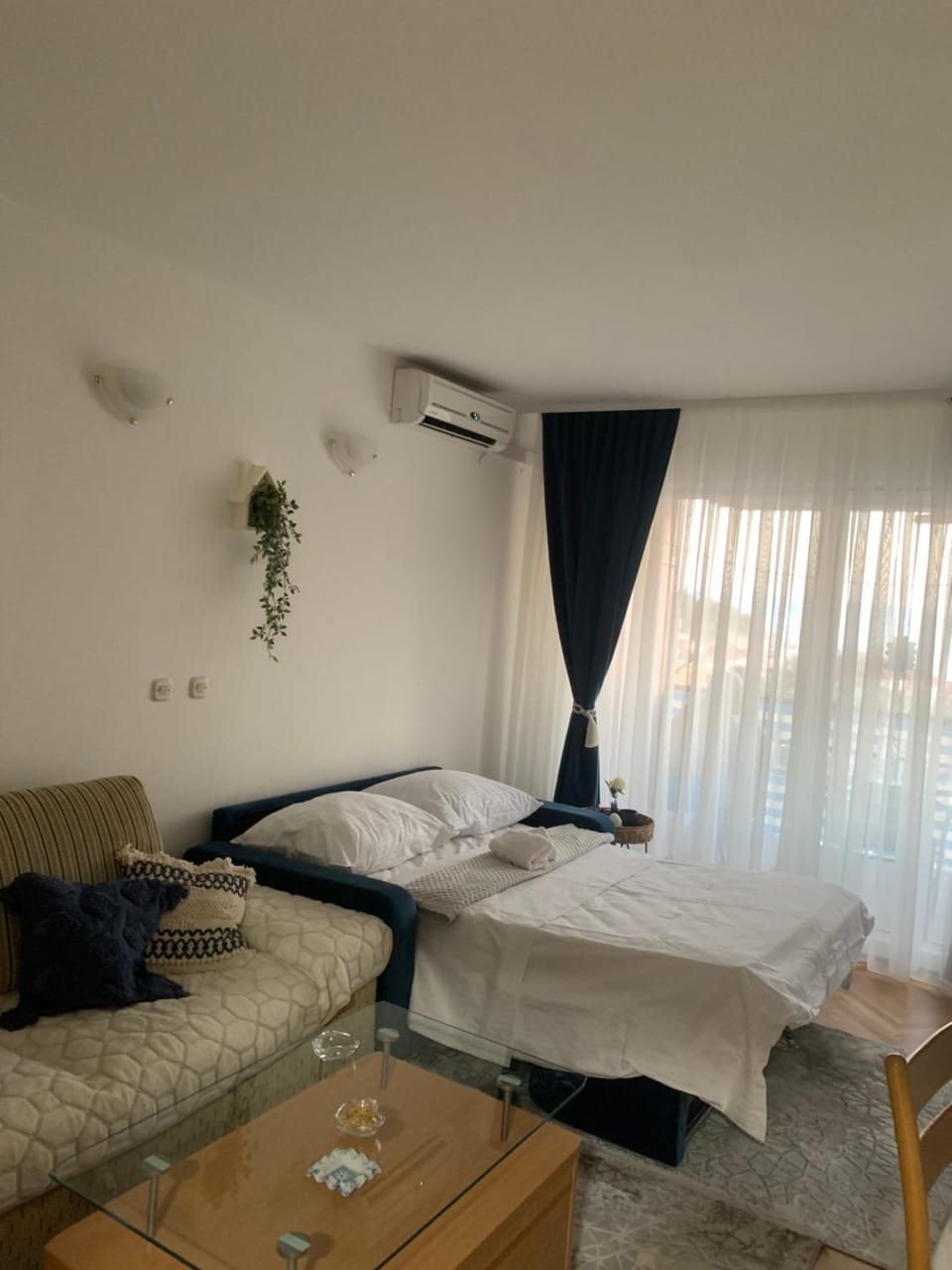 Bed, Living room