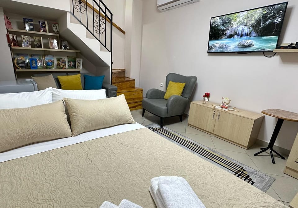 Bed, Library, TV and multimedia, Living room, children, Family, oven, wardrobe, air conditioner