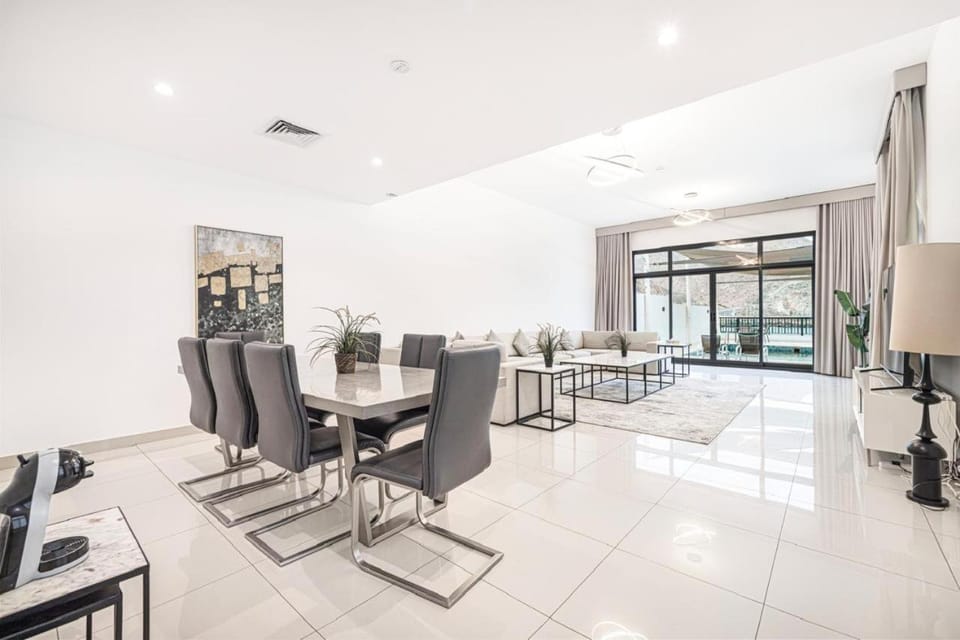 TV and multimedia, Living room, Seating area, Dining area