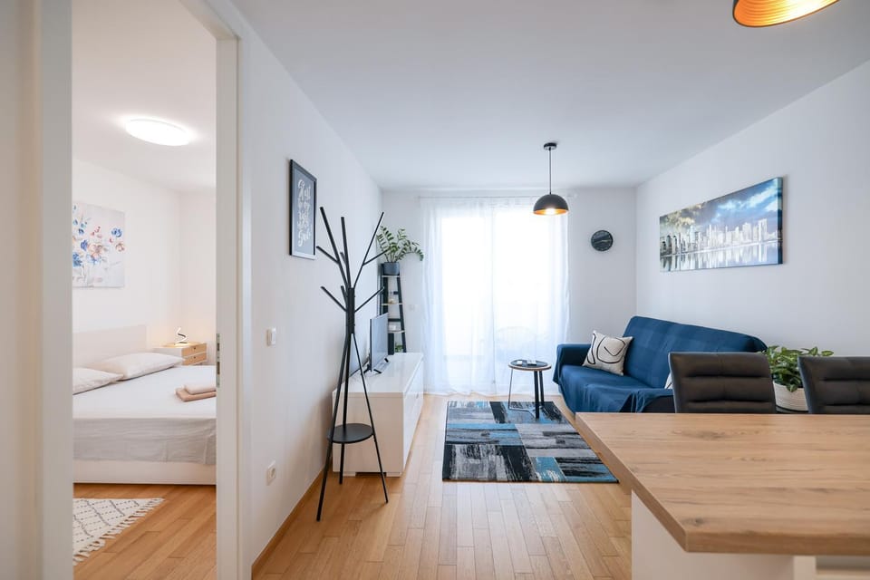 Bed, TV and multimedia, Living room, Seating area, Dining area, Bedroom