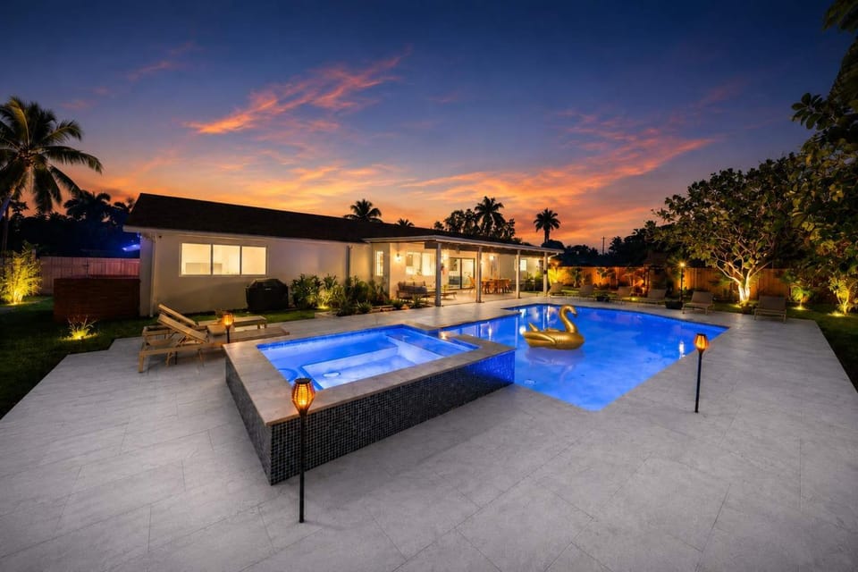 Luxury 7BR Villa Vizcaya Pool Sauna Gym Golf Villa in Golden Glades