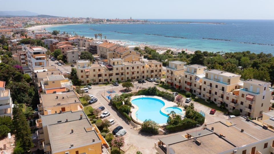 Nearby landmark, Neighbourhood, Natural landscape, Bird's eye view, Beach, City view, Sea view, Swimming pool, Location