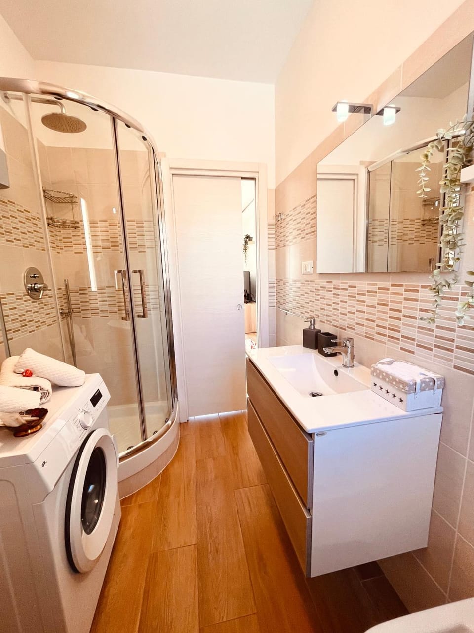 Shower, Toilet, Bathroom, towels, washing machine